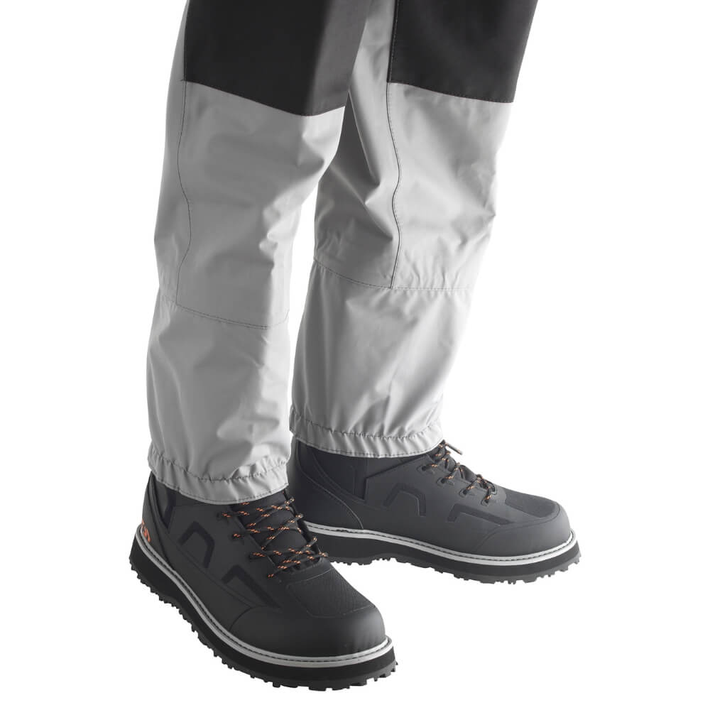 Daiwa D-VEC Breathable Zipped Waders Beispiel mit Schuhen