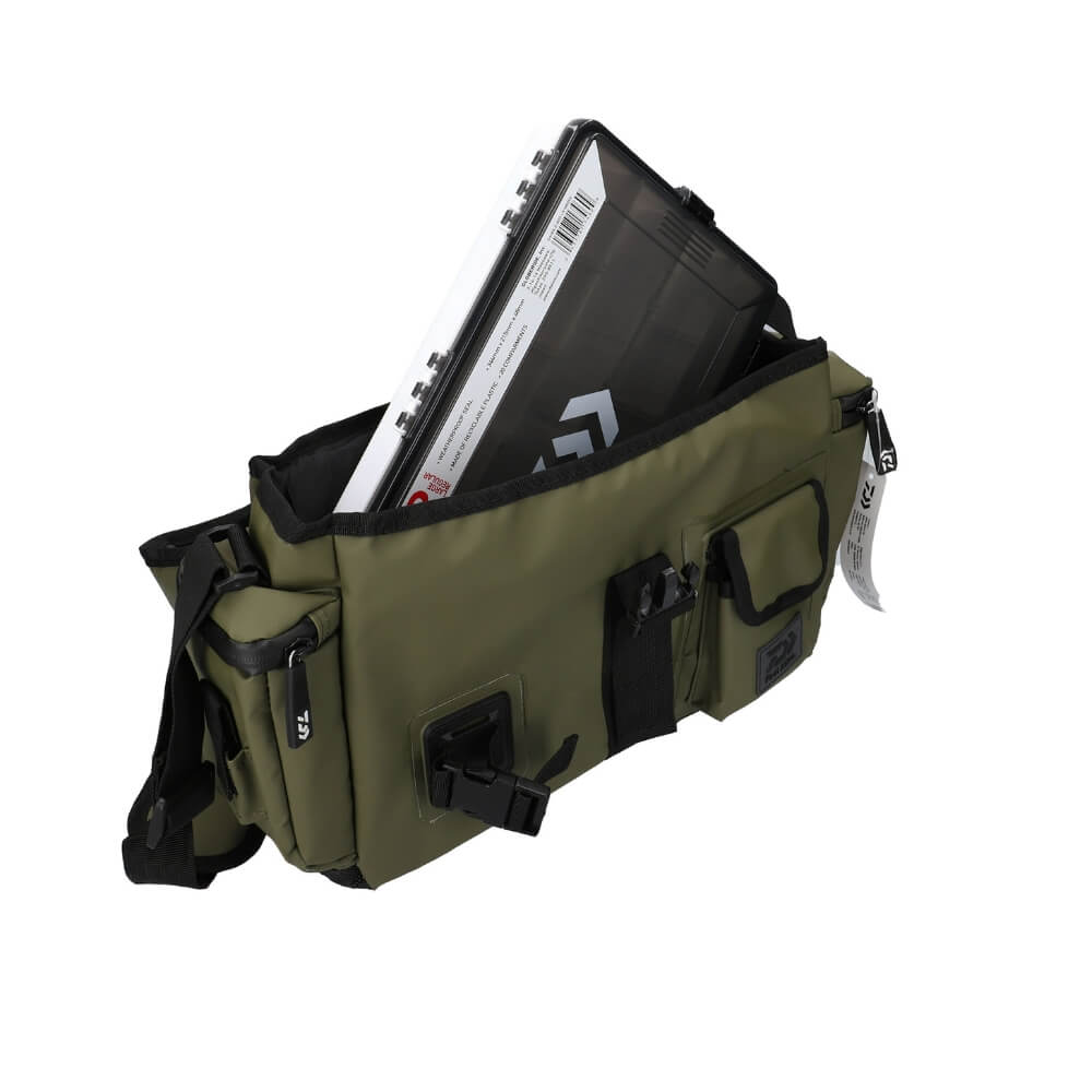 Daiwa D-VEC WP 100 Shoulder Bag geöffnet mit Box